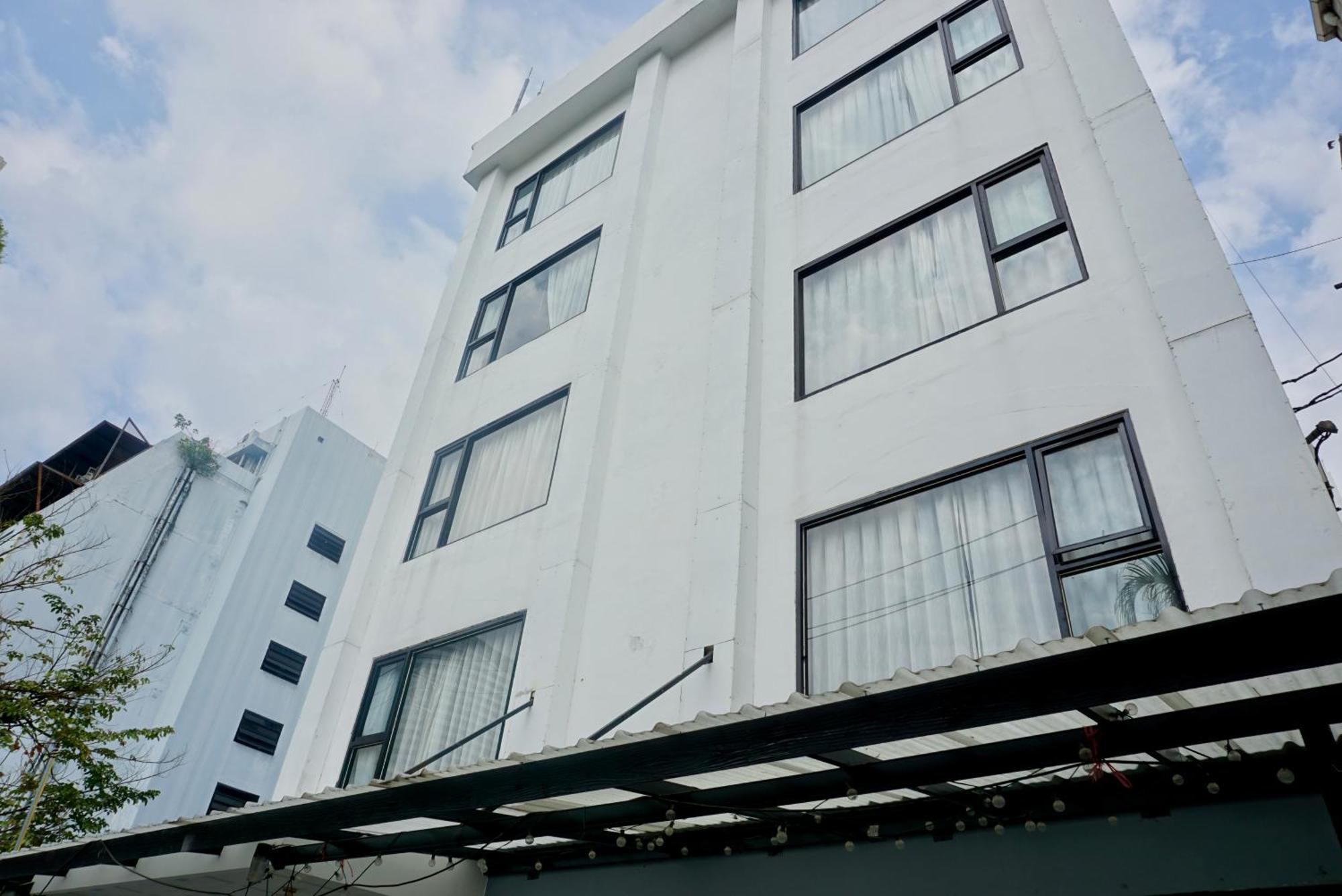 Hip And Funky Apartment Silom Soi 3, With Rooftop View Банкок Екстериор снимка