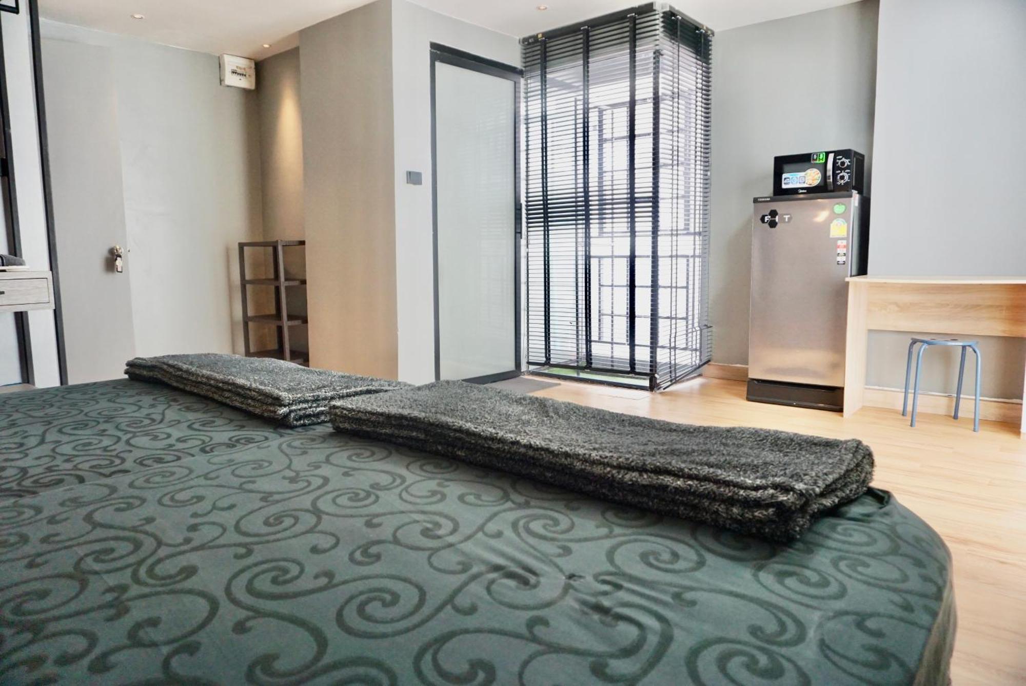 Hip And Funky Apartment Silom Soi 3, With Rooftop View Банкок Екстериор снимка