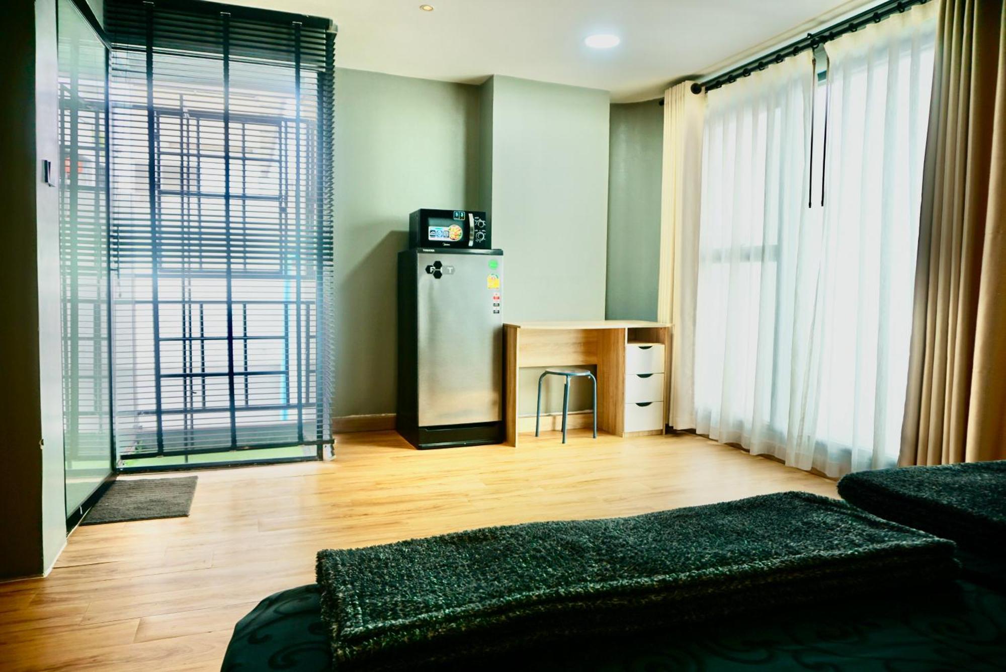 Hip And Funky Apartment Silom Soi 3, With Rooftop View Банкок Екстериор снимка