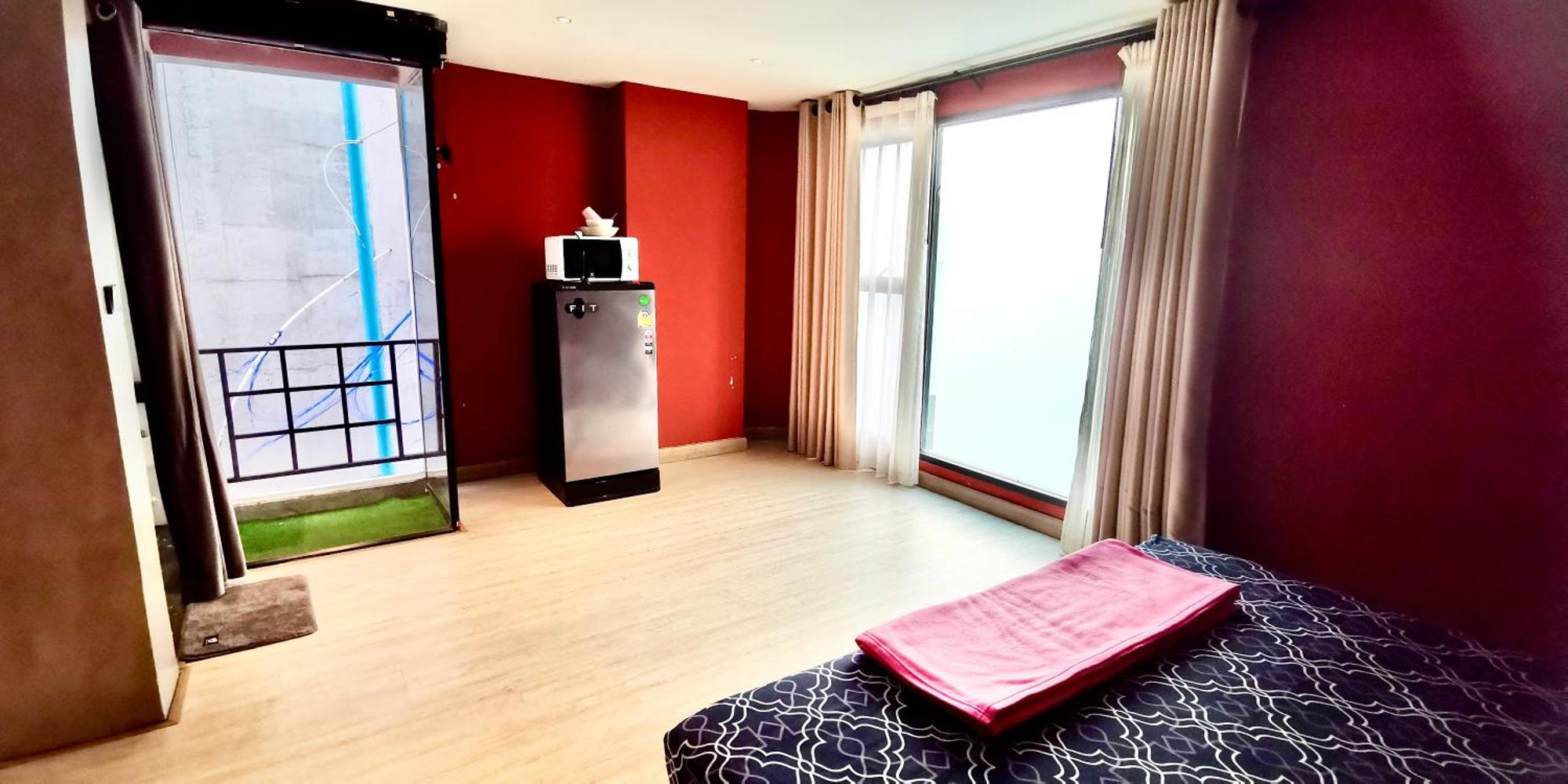 Hip And Funky Apartment Silom Soi 3, With Rooftop View Банкок Екстериор снимка